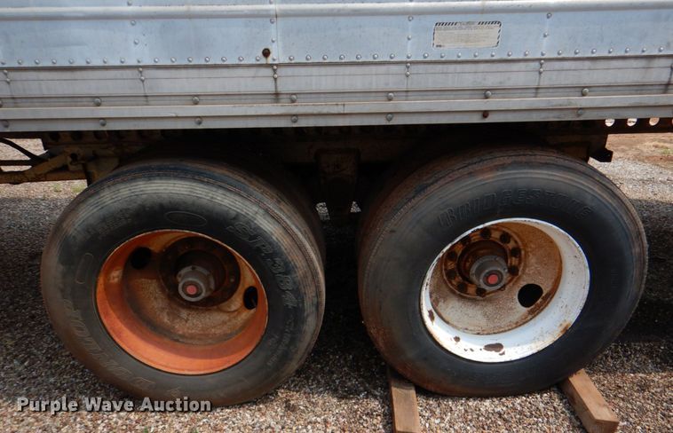 image for item DJ0470 1984 Utility R450CX  dry van trailer