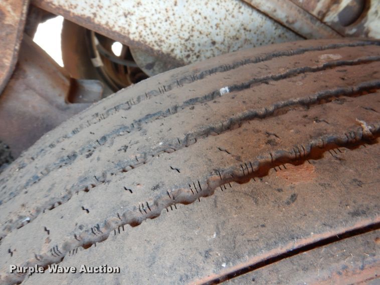 image for item DJ0470 1984 Utility R450CX  dry van trailer