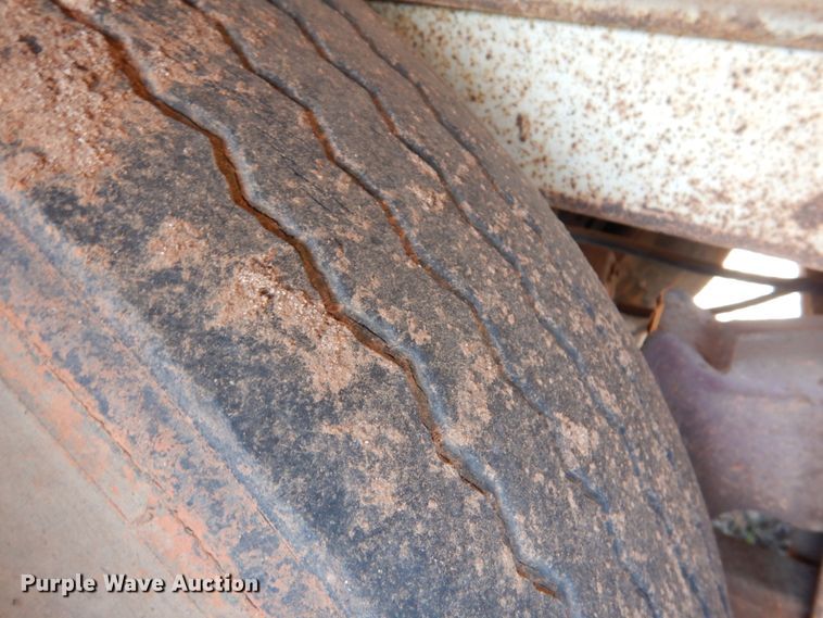 image for item DJ0470 1984 Utility R450CX  dry van trailer