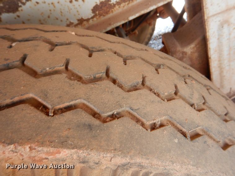 image for item DJ0471 1972 Fruehauf FB8-F2-45  dry van trailer