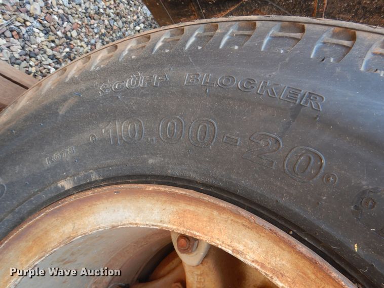 image for item DJ0471 1972 Fruehauf FB8-F2-45  dry van trailer