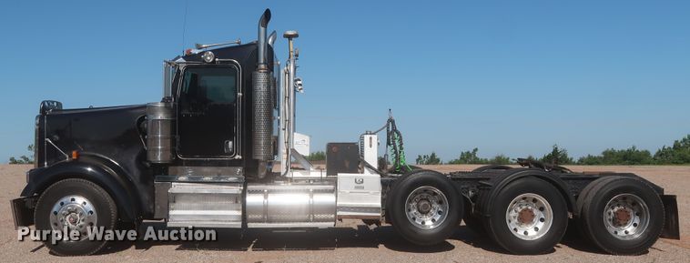 image for item DJ1928 2007 Kenworth W900  semi truck