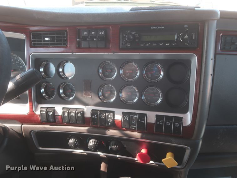 image for item DJ1928 2007 Kenworth W900  semi truck