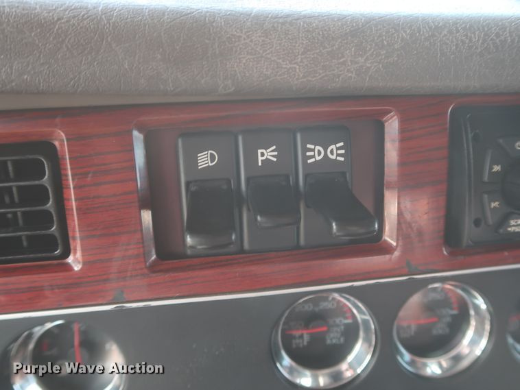 image for item DJ1928 2007 Kenworth W900  semi truck