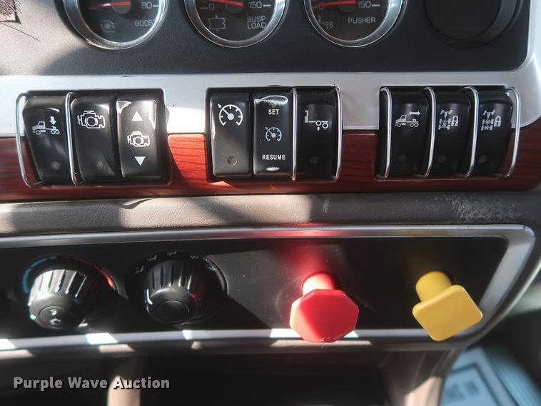 image for item DJ1928 2007 Kenworth W900  semi truck