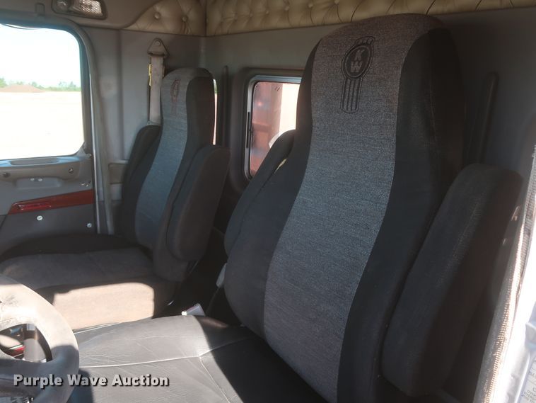 image for item DJ1928 2007 Kenworth W900  semi truck