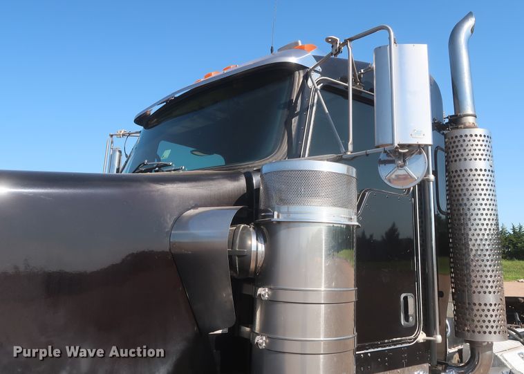 image for item DJ1928 2007 Kenworth W900  semi truck