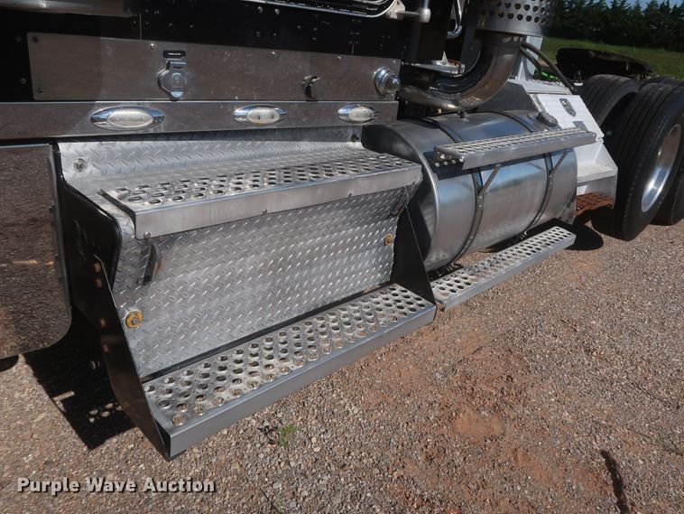 image for item DJ1928 2007 Kenworth W900  semi truck