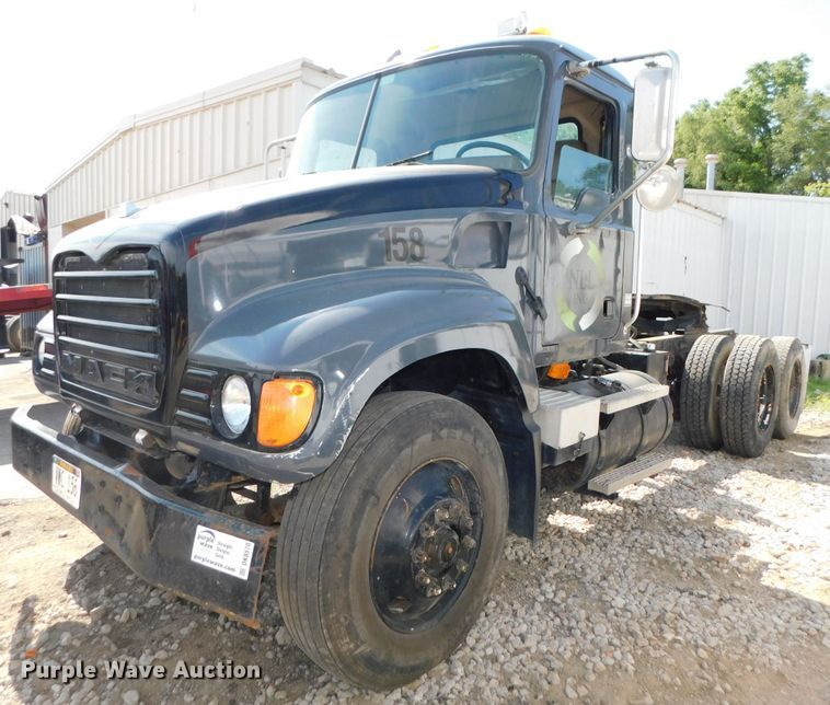 image for item DK8570 2005 Mack CV700  semi truck