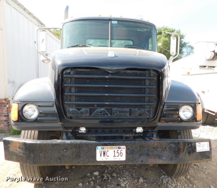 image for item DK8570 2005 Mack CV700  semi truck