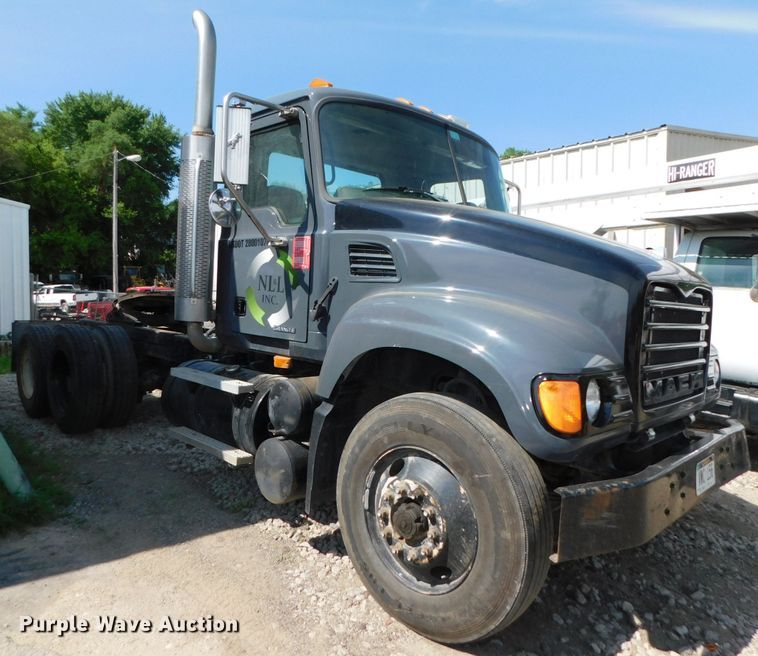 image for item DK8570 2005 Mack CV700  semi truck