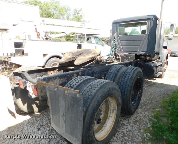 image for item DK8570 2005 Mack CV700  semi truck