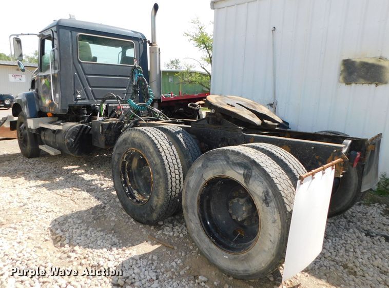 image for item DK8570 2005 Mack CV700  semi truck