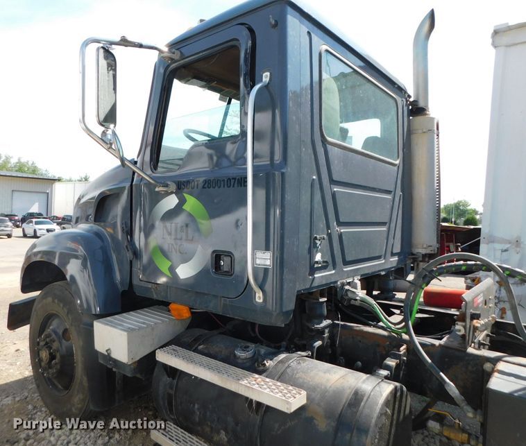image for item DK8570 2005 Mack CV700  semi truck