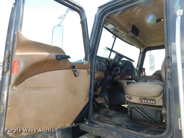 image for item DK8570 2005 Mack CV700  semi truck