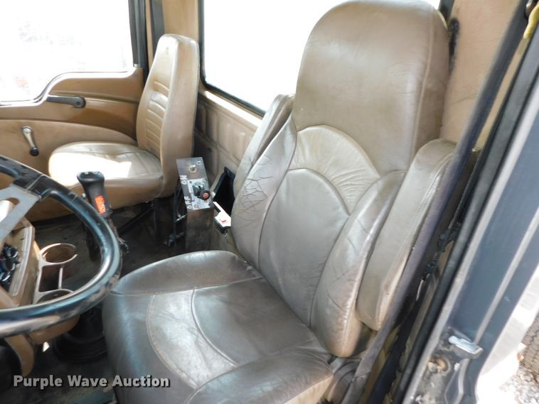 image for item DK8570 2005 Mack CV700  semi truck