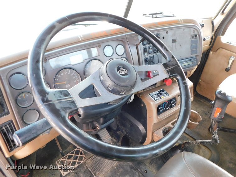 image for item DK8570 2005 Mack CV700  semi truck