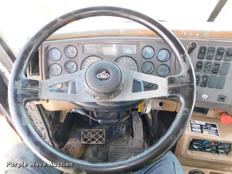 image for item DK8570 2005 Mack CV700  semi truck