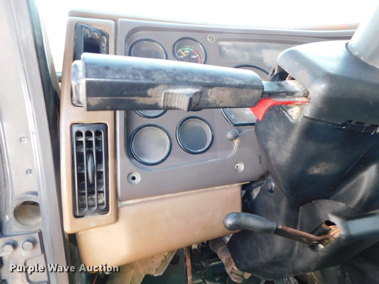 image for item DK8570 2005 Mack CV700  semi truck