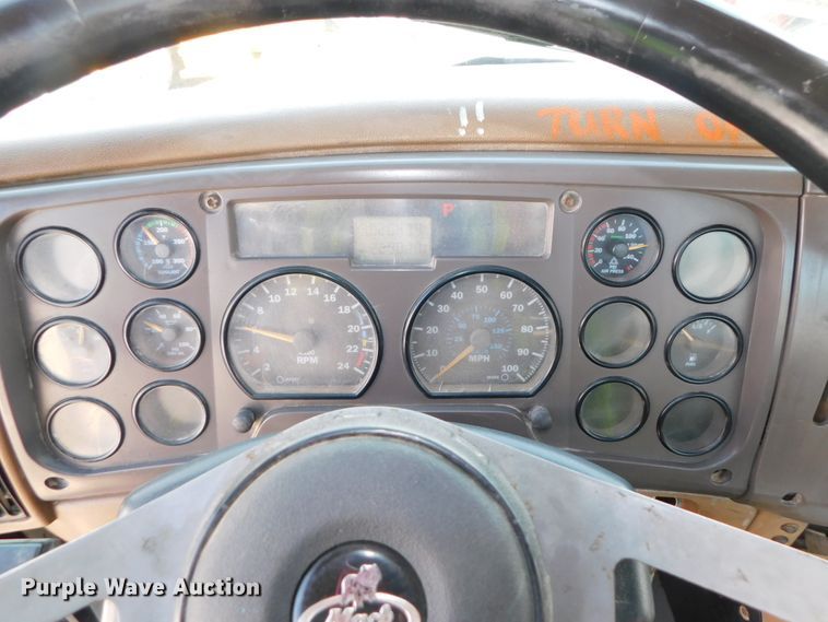 image for item DK8570 2005 Mack CV700  semi truck