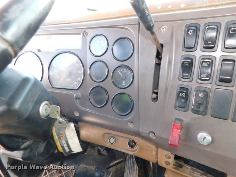 image for item DK8570 2005 Mack CV700  semi truck