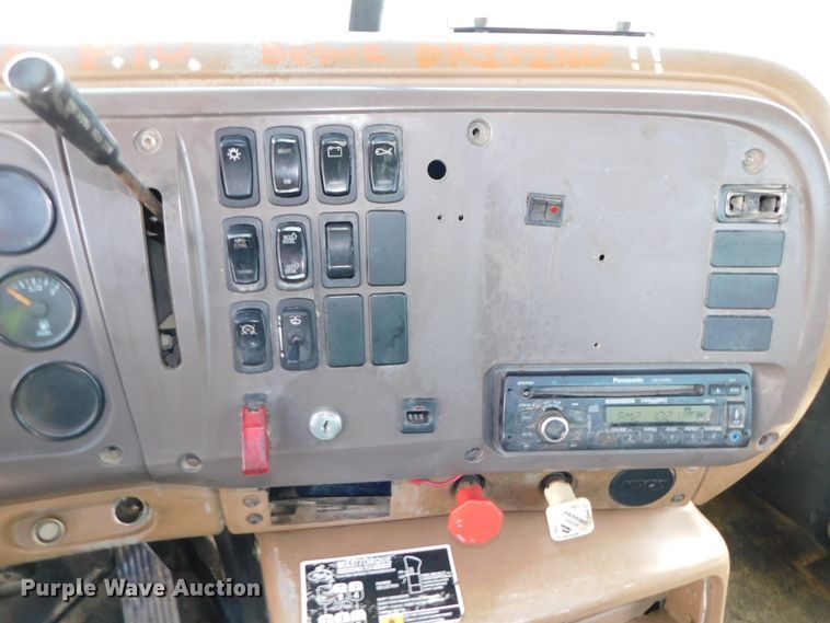 image for item DK8570 2005 Mack CV700  semi truck