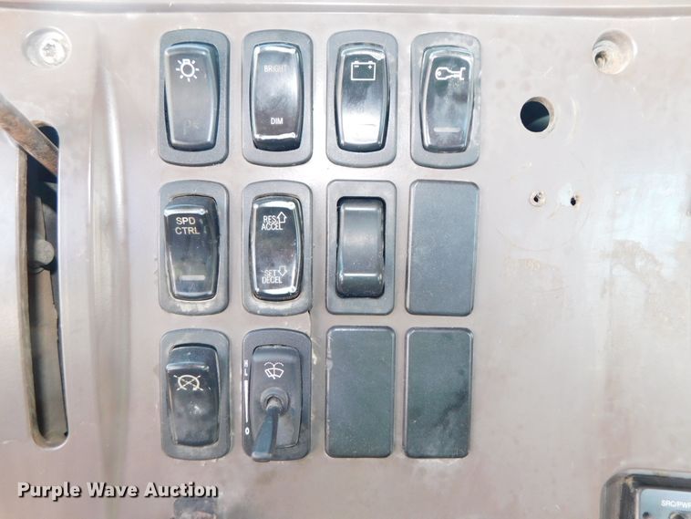 image for item DK8570 2005 Mack CV700  semi truck