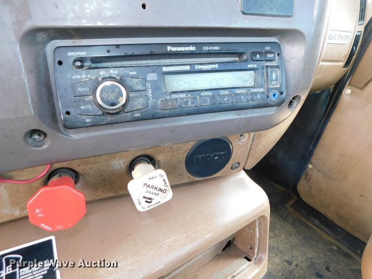 image for item DK8570 2005 Mack CV700  semi truck