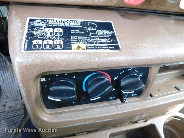 image for item DK8570 2005 Mack CV700  semi truck