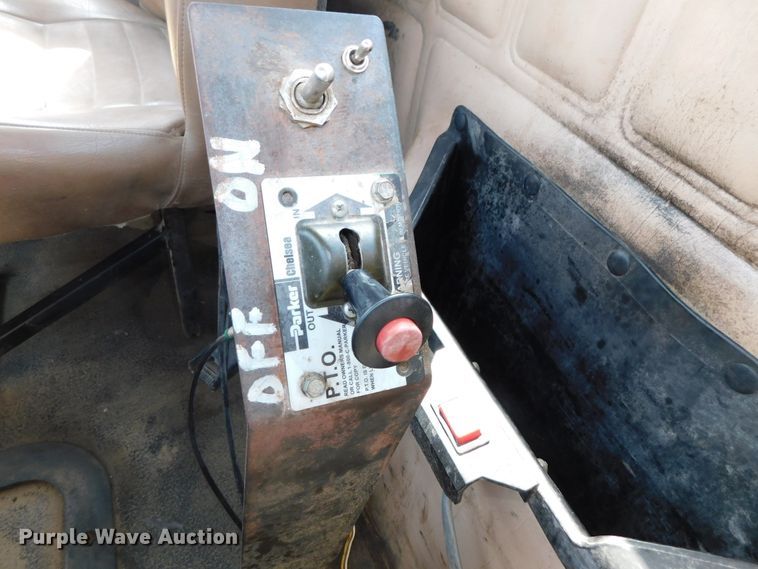 image for item DK8570 2005 Mack CV700  semi truck