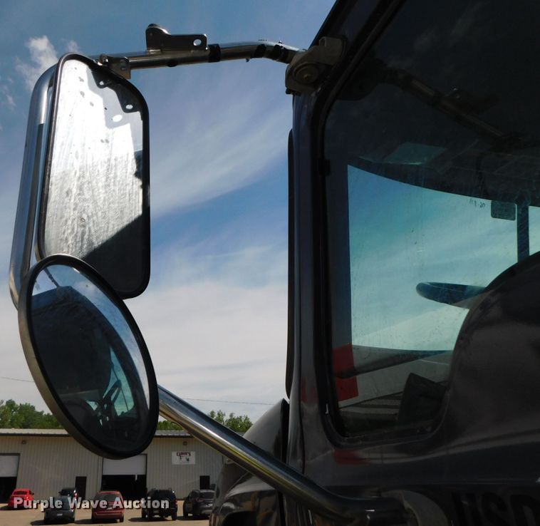 image for item DK8570 2005 Mack CV700  semi truck