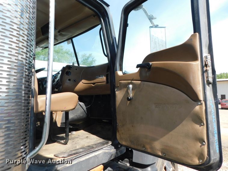 image for item DK8570 2005 Mack CV700  semi truck