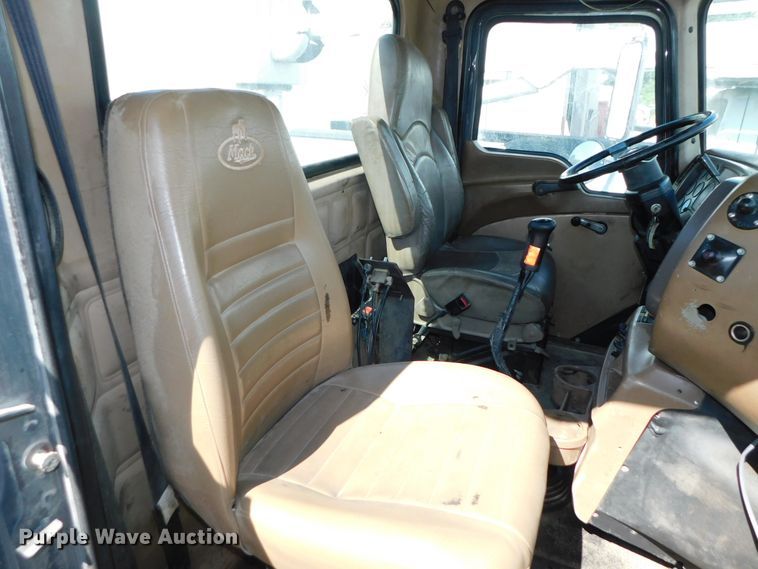 image for item DK8570 2005 Mack CV700  semi truck