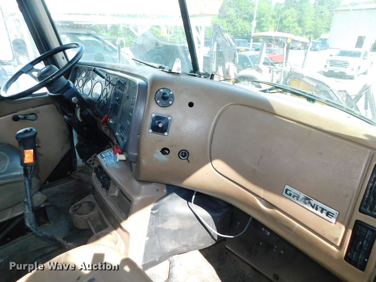 image for item DK8570 2005 Mack CV700  semi truck