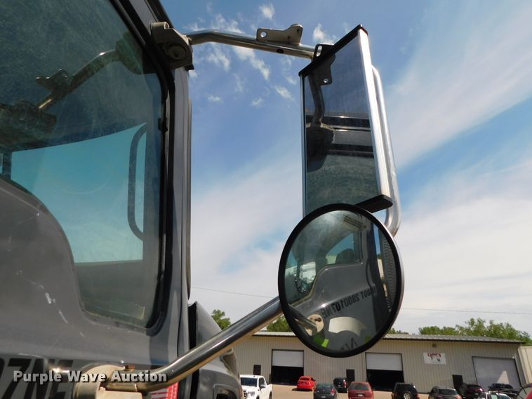 image for item DK8570 2005 Mack CV700  semi truck