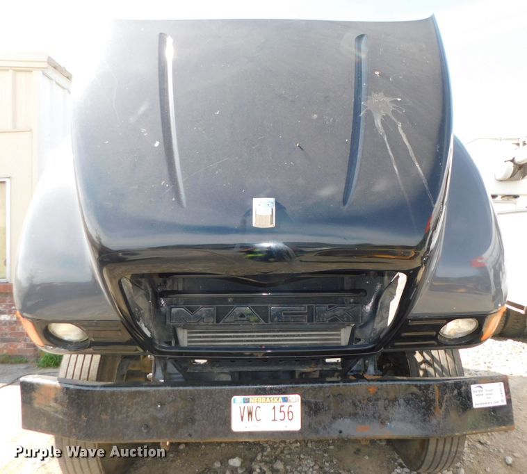 image for item DK8570 2005 Mack CV700  semi truck