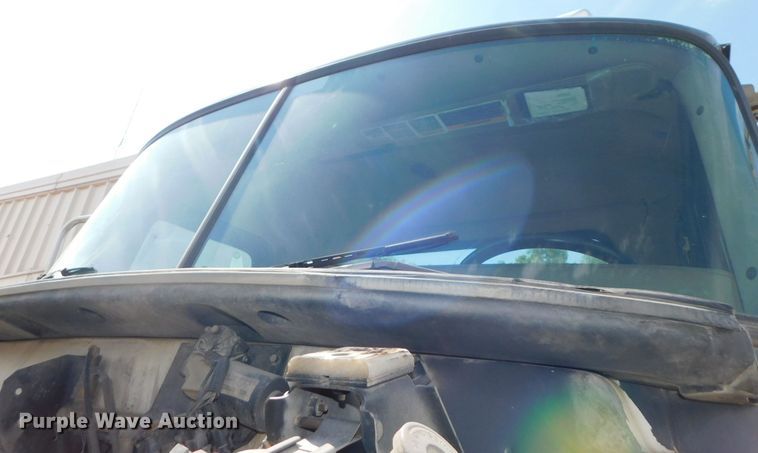 image for item DK8570 2005 Mack CV700  semi truck