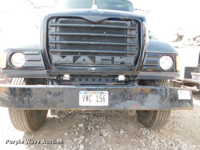 image for item DK8570 2005 Mack CV700  semi truck