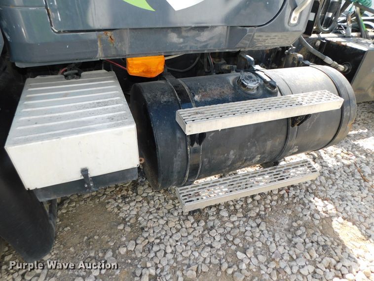 image for item DK8570 2005 Mack CV700  semi truck