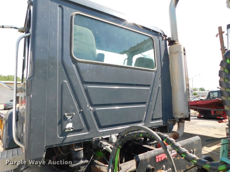 image for item DK8570 2005 Mack CV700  semi truck