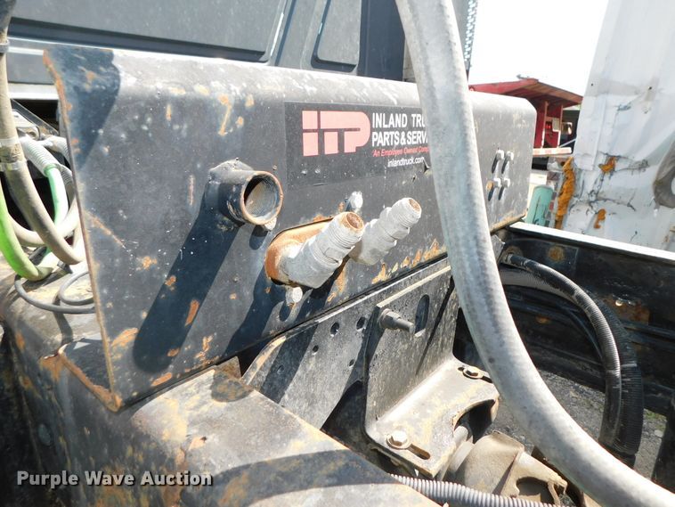 image for item DK8570 2005 Mack CV700  semi truck