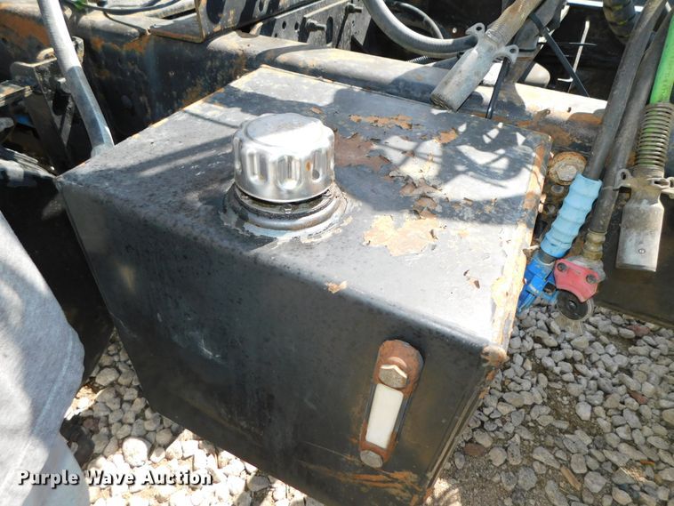 image for item DK8570 2005 Mack CV700  semi truck