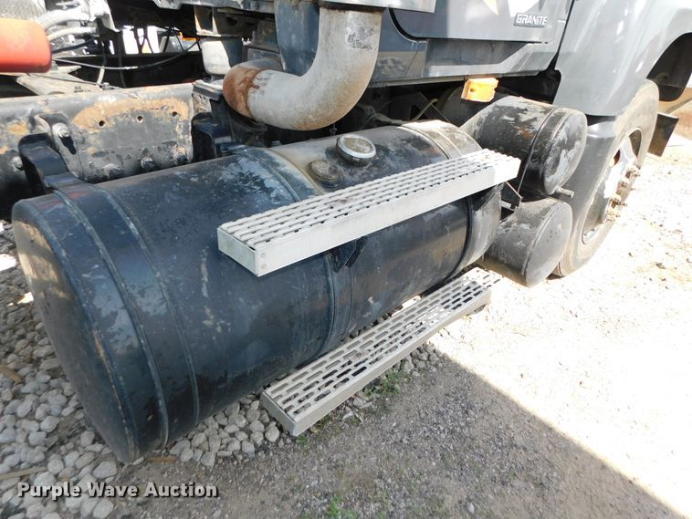 image for item DK8570 2005 Mack CV700  semi truck