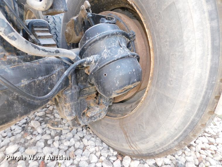 image for item DK8570 2005 Mack CV700  semi truck