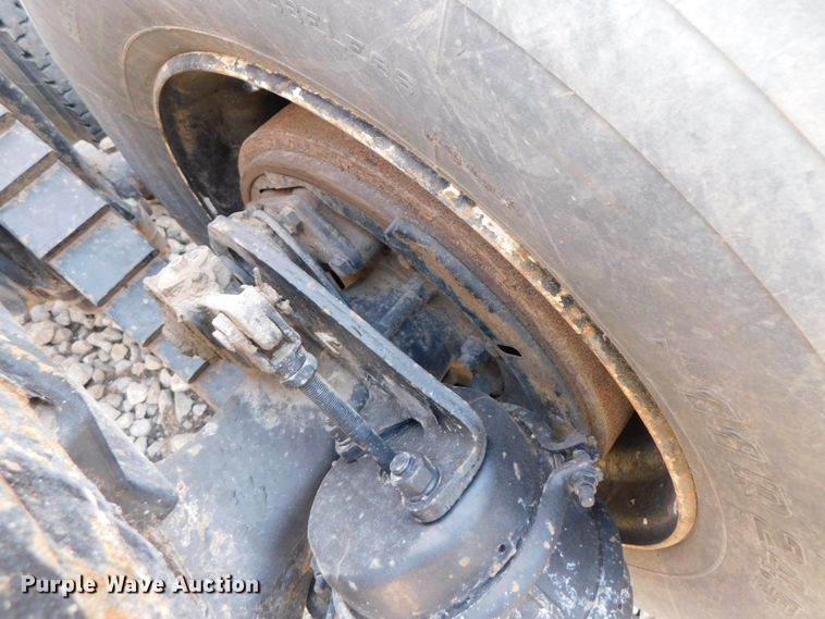 image for item DK8570 2005 Mack CV700  semi truck