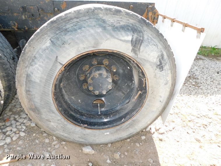 image for item DK8570 2005 Mack CV700  semi truck