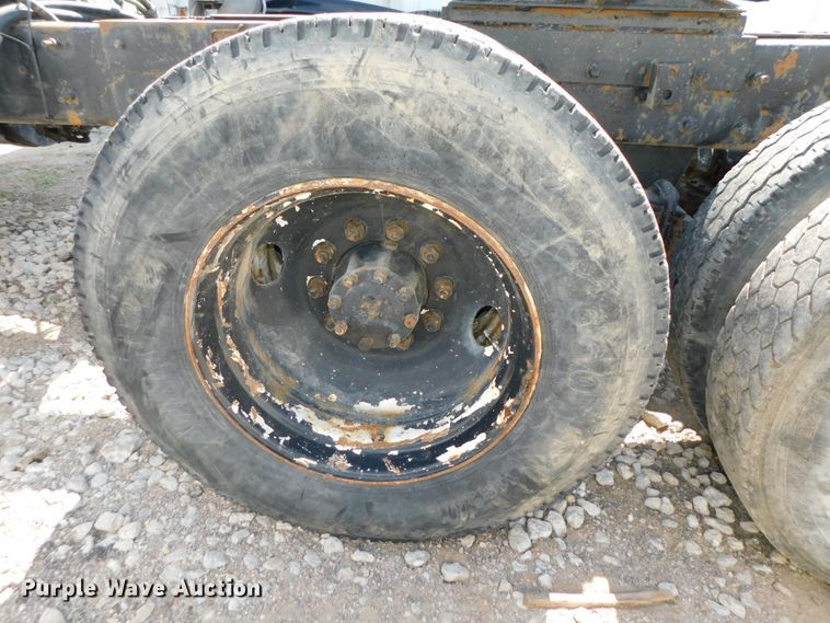 image for item DK8570 2005 Mack CV700  semi truck