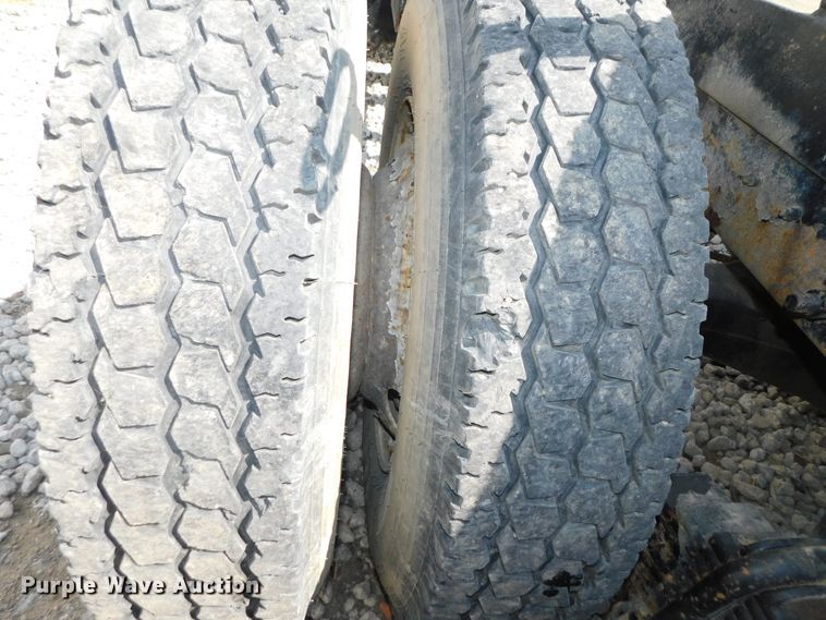 image for item DK8570 2005 Mack CV700  semi truck