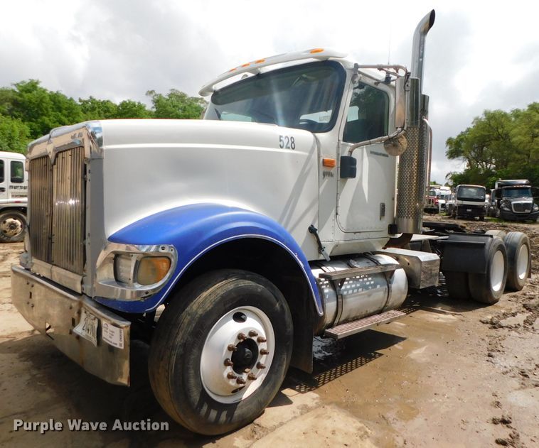 image for item DK8580 2005 International 9900i  semi truck