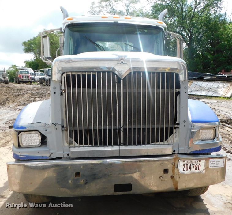 image for item DK8580 2005 International 9900i  semi truck